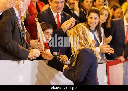 Alcoy, Spanien, 19. April 2024: Direktor der Alcoy-Festhymne Blanca Carbonell, der den Stab des Kindes erhält, das den Heiligen Georg in repräsentieren wird Stockfoto