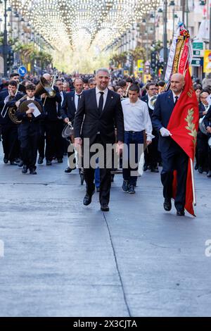 19. April 2024: Eine Musikband, die mit ihrem Direktor vor dem Pasodoble-Festival vormarschiert, bevor sie die Festivalhymne von Alcoy, Spanien, singt Stockfoto