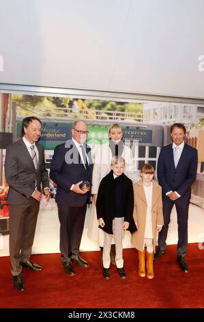 Frederik Braun, Fürst Albert II Von Monaco, Fürstin Charlene von Monaco, Jacques Grimaldi, Gabriella Grimaldi und Gerrit Braun bei der Eröffnung des Monaco Abschnitts im Miniatur Wunderland Hamburg durch den Fürst und die Fürstin von Monaco. Hamburg, 25.04.2024 *** Frederik Braun, Prinz Albert II. Von Monaco, Prinzessin Charlene von Monaco, Jacques Grimaldi, Gabriella Grimaldi und Gerrit Braun bei der Eröffnung der Sektion Monaco im Miniatur Wunderland Hamburg durch den Prinzen und Prinzessin von Monaco Hamburg, 25 04 2024 Foto:xgbrcix/xFuturexImagex miniaturwunderland 4445 Stockfoto