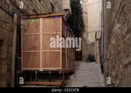 Eine Straßenszene in Jerusalem während des Sukkot, in der temporäre, Holz- oder Stoffstrukturen, die Sukkkah genannt werden, als Teil der rituellen Observanc errichtet werden Stockfoto