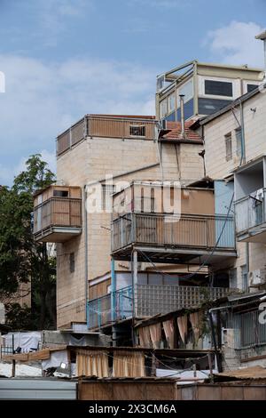 Wohngebäude in Jerusalem während der Feiertage von Sukkot, in denen temporäre Holzkonstruktionen, genannt Sukkkah, auf Straßen und balco platziert werden Stockfoto