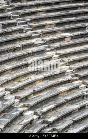 Amphitheater und kunstvolle Marmorruinen in der antiken Stadt Side, Antalya Stockfoto