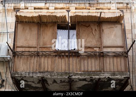 Wohngebäude in Jerusalem während der Feiertage von Sukkot, in denen temporäre Holzkonstruktionen, genannt Sukkkah, auf Straßen und balco platziert werden Stockfoto