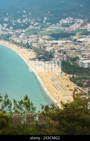 Blick auf den Kleopatra-Strand in Alanya, einem der touristischen Viertel von Antalya, vom Schloss Alanya Stockfoto