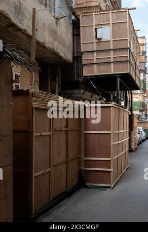 Wohngebäude in Jerusalem während der Feiertage von Sukkot, in denen temporäre Holzkonstruktionen, genannt Sukkkah, auf Straßen und balco platziert werden Stockfoto