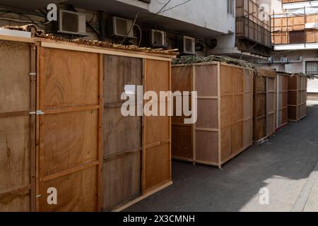 Eine Straßenszene in Jerusalem während des Sukkot, in der temporäre, Holz- oder Stoffstrukturen, die Sukkkah genannt werden, als Teil der rituellen Observanc errichtet werden Stockfoto