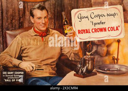 Hollywood-Filmstar Gary Cooper (in Ball of Fire) für RC Cola, Royal Crown Cola (1941) Old American Advertising Poster Stockfoto