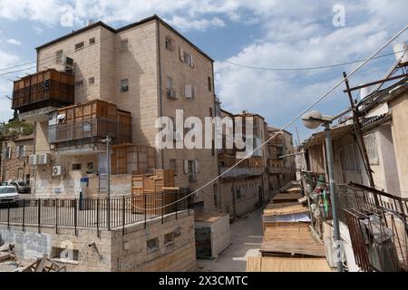 Wohngebäude in Jerusalem während der Feiertage von Sukkot, in denen temporäre Holzkonstruktionen, genannt Sukkkah, auf Straßen und balco platziert werden Stockfoto