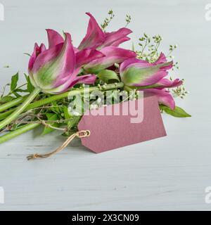 Strauß aus rosa und grünen Tulpen und Zweigen mit weißen Blumen auf weißem Hintergrund Stockfoto
