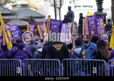 NY, USA. April 2024. Bryant Park, New York, USA, 19. April 2024 – Tausende von 32BJ SEIU-Sicherheitsbeamten und gewählte Beamte kommen heute im Bryant Park zusammen und fordern einen besseren Vertrag und bessere Zahlungen in New York City. Foto: Luiz Rampelotto/EuropaNewswire.nur zur redaktionellen Verwendung. Nicht für kommerzielle ZWECKE! (Kreditbild: © Luiz Rampelotto/ZUMA Press Wire) NUR REDAKTIONELLE VERWENDUNG! Nicht für kommerzielle ZWECKE! Stockfoto