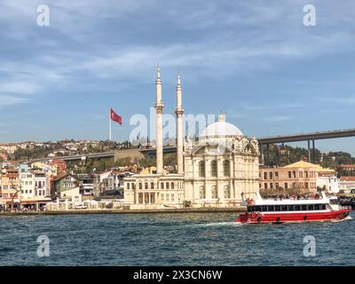 die ortakoy-Moschee, auch buyuk mecidiye camii oder große mecidiye-Moschee genannt, am bosporus in istanbul, Türkei. Es ist eine große Ottomanenmoschee und eine Stockfoto