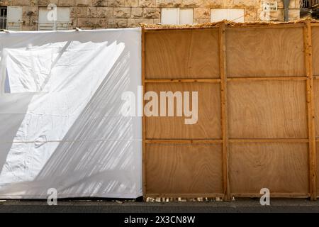 Eine Straßenszene in Jerusalem während des Sukkot, in der temporäre, Holz- oder Stoffstrukturen, die Sukkkah genannt werden, als Teil der rituellen Observanc errichtet werden Stockfoto