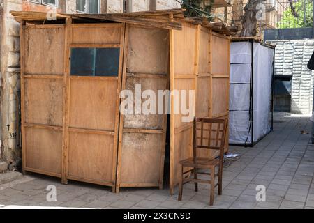 Eine Straßenszene in Jerusalem während des Sukkot, in der temporäre, Holz- oder Stoffstrukturen, die Sukkkah genannt werden, als Teil der rituellen Observanc errichtet werden Stockfoto