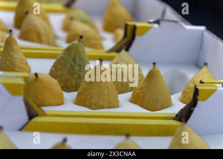 Etrogs oder Zitronenfrüchte, eine der vier Pflanzenarten, die bei der rituellen Einhaltung des jüdischen Feiertags in Sukkot verwendet wurden, wird in einem Sonderangebot verkauft Stockfoto