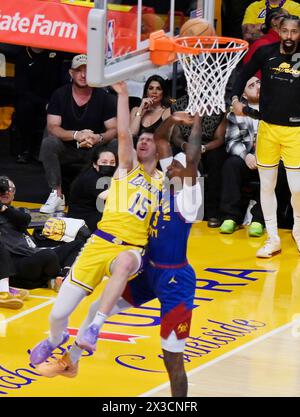 Los Angeles, Vereinigte Staaten. April 2024. Die Wache der Los Angeles Lakers Austin Reaves (15) wird von Denver Nuggets-Wächter Kentavious Caldwell-Pope (5) während der ersten Halbzeit in Spiel 3 der Western Conference Playoff-Serie in der Crypto.com Arena in Los Angeles am Donnerstag, den 25. April 2024 angegriffen. Foto: Jim Ruymen/UPI Credit: UPI/Alamy Live News Stockfoto