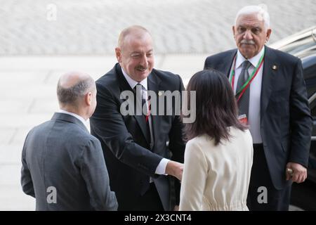 Berlin, Deutschland. April 2024. Ilham Aliyev (M), Präsident Aserbaidschans, wird im Petersberger Klimadialog von Annalena Baerbock (Allianz 90/die Grünen), Außenminister und Bundeskanzler Olaf Scholz (SPD) begrüßt. Diese von der Bundesregierung organisierte internationale Konferenz bereitet seit mehreren Jahren die Weltklimakonferenz vor, die immer Ende des Jahres stattfindet. Quelle: Sebastian Christoph Gollnow/dpa/Alamy Live News Stockfoto