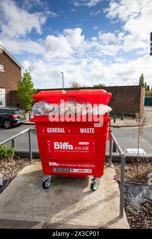 A Biffa Red Waste bin in Slade Green, Kent, Großbritannien. Biffa Limited ist ein Abfallentsorgungsunternehmen mit Hauptsitz in High Wycombe, England. Sie erbringt Dienstleistungen für die Sammlung, Deponierung, Recycling und Sondermüll für lokale Behörden sowie gewerbliche und gewerbliche Kunden im Vereinigten Königreich. Ab 2017 war es das zweitgrößte Entsorgungsunternehmen Großbritanniens. Es wurde an der Londoner Börse notiert, bis es im Januar 2023 von der Private-Equity-Gesellschaft Energy Capital Partners übernommen wurde. Stockfoto