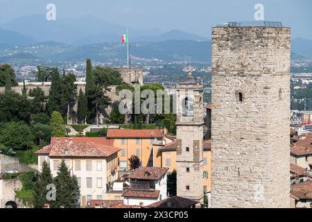 Torre del Gombito (Gombito-Turm), Chiesa di San Pancrazio (Kirche San Pancrazio) und Rocca di Bergamo (Festung Bergamo) aus dem 14. Jahrhundert in historischer Geschichte Stockfoto