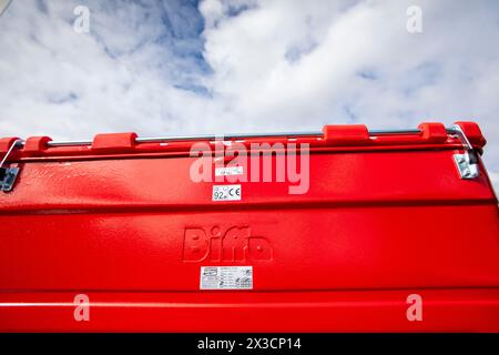 A Biffa Red Waste bin in Slade Green, Kent, Großbritannien. Biffa Limited ist ein Abfallentsorgungsunternehmen mit Hauptsitz in High Wycombe, England. Sie erbringt Dienstleistungen für die Sammlung, Deponierung, Recycling und Sondermüll für lokale Behörden sowie gewerbliche und gewerbliche Kunden im Vereinigten Königreich. Ab 2017 war es das zweitgrößte Entsorgungsunternehmen Großbritanniens. Es wurde an der Londoner Börse notiert, bis es im Januar 2023 von der Private-Equity-Gesellschaft Energy Capital Partners übernommen wurde. Stockfoto