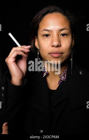 Porträt Frau mit Zigarette Porträt Frau mit Zigarette. Rotterdam, Niederlande. Rotterdam Fotovakschool, Van Nelle Fabriek Zuid-Holland Nederland Copyright: XGuidoxKoppesx Stockfoto