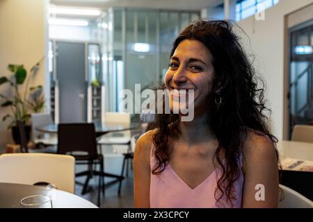 Porträt Refugee Journalist Amsterdam, Niederlande. Porträt einer syrischen, geflüchteten Journalistin bei de Cooperatie. Amsterdam de Cooperatie Noord-Holland Nederland Copyright: XGuidoxKoppesx Stockfoto