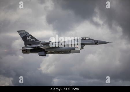 Ein F-16-Kampffalke, der der 18. Aggressor Squadron, Eielson Air Force Base, Alaska, zugeordnet ist, startet vor einem Angriff als Teil der Red Flag Alaska Stockfoto