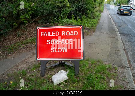 Iver Heath, Buckinghamshire, Großbritannien. April 2024. Schlaglöcher auf einer defekten Straßenoberfläche an einer Hauptstraße in Iver Heath, Buckinghamshire. Viele der Straßen in Buckinghamshire sind in einem sehr schlechten Zustand. Kredit: Maureen McLean/Alamy Stockfoto