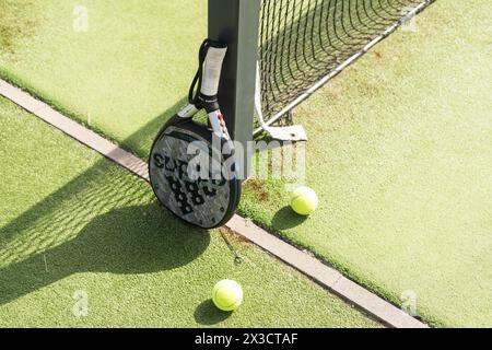 Ukraine Kiew, 02. April 2024. Paddeltennisschläger und -Ball Stockfoto