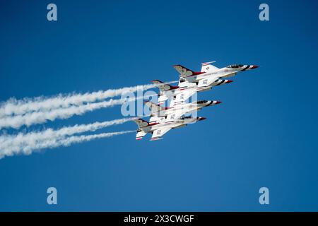 Die U.S. Air Force Thunderbirds führen während der Great Texas Airshow 2024 auf der Joint Base San Antonio-Randolph Air einen Pass-in-Review durch Stockfoto