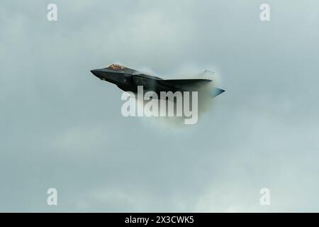 Melanie „mach“ Kluesner, Kommandeurin und Pilotin des F-35A Demonstrationsteams, der 421st Fighter Squadron, Hill Air F, zugewiesen Stockfoto