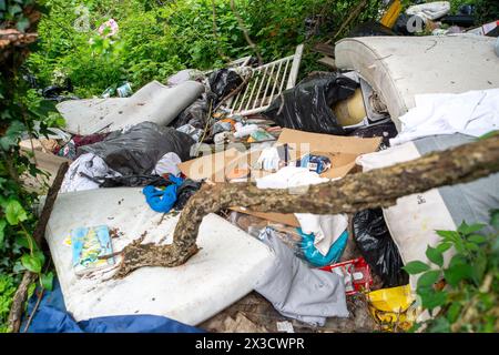 Windsor, Großbritannien. April 2024. Bei einem Lay-by-Hotel in Windsor, Berkshire, wurde neben den Recyclingstellen für wohltätige Kleidung ein Fliegentipp hinterlassen. Kredit: Maureen McLean/Alamy Stockfoto