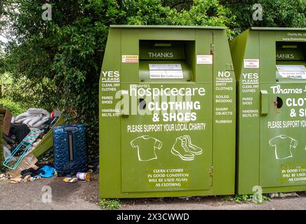 Windsor, Großbritannien. April 2024. Bei einem Lay-by-Hotel in Windsor, Berkshire, wurde neben den Recyclingstellen für wohltätige Kleidung ein Fliegentipp hinterlassen. Kredit: Maureen McLean/Alamy Stockfoto