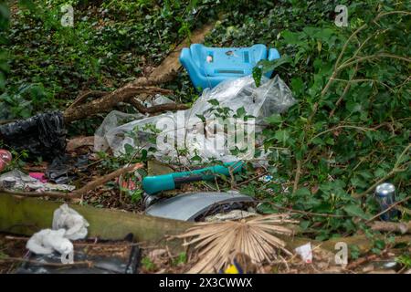 Windsor, Großbritannien. April 2024. Bei einem Lay-by-Hotel in Windsor, Berkshire, wurde neben den Recyclingstellen für wohltätige Kleidung ein Fliegentipp hinterlassen. Kredit: Maureen McLean/Alamy Stockfoto