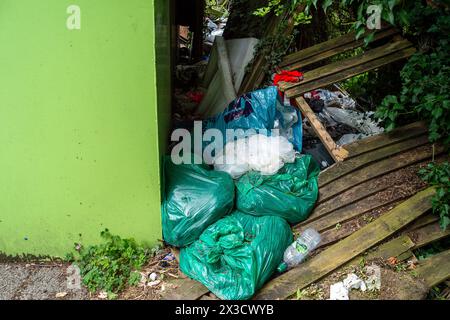 Windsor, Großbritannien. April 2024. Bei einem Lay-by-Hotel in Windsor, Berkshire, wurde neben den Recyclingstellen für wohltätige Kleidung ein Fliegentipp hinterlassen. Kredit: Maureen McLean/Alamy Stockfoto