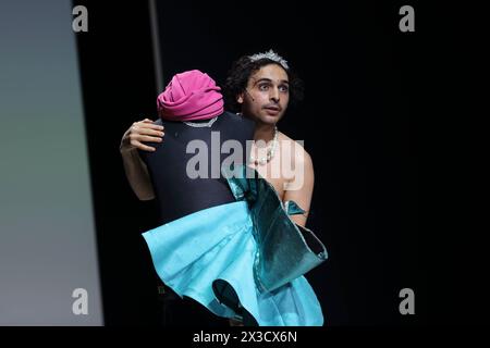 Caner Sunar während der Fotoprobe für das Stück Pygmalion im Deutschen Theater in Berlin, Kammer, 25. April 2024. // Von George Bernard Shaw. Regie Bastian Kraft. Bühne Peter Baur. Kostüme Inga Timm. Premiere ist am 27. April 2024. Deutsches Theater Berlin Pygmalion *** Caner Sunar während der Fotoprobe für das Stück Pygmalion am Deutschen Theater Berlin, Kammer, 25. April 2024 von George Bernard Shaw Regie: Bastian Kraft Set von Peter Baur Kostüme von Inga Timm Premiere ist am 27. April 2024 Deutsches Theater Berlin Pygmalion Stockfoto