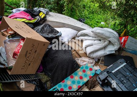 Windsor, Großbritannien. April 2024. Bei einem Lay-by-Hotel in Windsor, Berkshire, wurde neben den Recyclingstellen für wohltätige Kleidung ein Fliegentipp hinterlassen. Kredit: Maureen McLean/Alamy Stockfoto