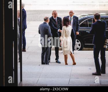 L-R Olaf Scholz, Bundeskanzler, und Annalena Baerbock, Bundesaussenministerin, im gespraech begruessen Ilham Alijew, Praesident von Aserbaidschan, zum Petersberger Klimadialog 2024 im Auswaertigen Amt in Berlin, 26.04.2024. Fotografiert im Auftrag des Auswaertigen Amtes Berlin Deutschland *** L R Olaf Scholz, Bundeskanzler, und Annalena Baerbock, Bundesaußenministerin, im Gespräch mit dem aserbaidschanischen Präsidenten Ilham Aliyev, beim Petersberg Klimadialog 2024 im Auswärtigen Amt in Berlin, 26 04 2024 fotografiert im Auftrag des Auswärtigen Amtes Berlin Stockfoto