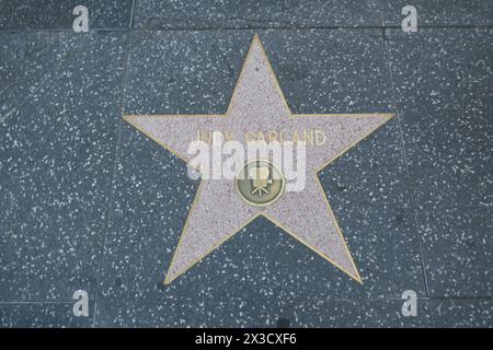 Hollywood, Kalifornien, USA 24. April 2024 Schauspielerin/Sängerin Judy Garland Hollywood Walk of Fame Star am 24. April 2024 in Hollywood, Kalifornien, USA. Foto: Barry King/Alamy Stock Photo Stockfoto