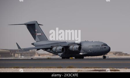 Ein C-17 Globemaster III, der der 155th Expeditionary Airlift Squadron auf der Fluglinie an einem unbekannten Ort innerhalb des U.S. Centra zugeteilt wurde Stockfoto