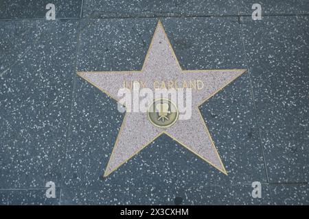 Hollywood, Kalifornien, USA 24. April 2024 Schauspielerin/Sängerin Judy Garland Hollywood Walk of Fame Star am 24. April 2024 in Hollywood, Kalifornien, USA. Foto: Barry King/Alamy Stock Photo Stockfoto