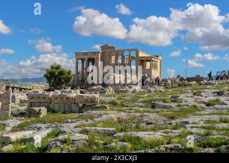 Erkunden Sie das architektonische Wunder des Erechtheion, ein fesselndes Wahrzeichen auf der Akropolis, das Touristen anzieht und als kommerzielles gut dient Stockfoto