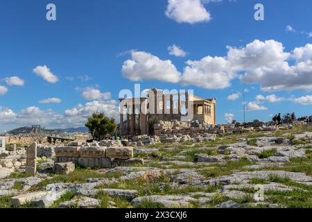 Erkunden Sie das architektonische Wunder des Erechtheion, ein fesselndes Wahrzeichen auf der Akropolis, das Touristen anzieht und als kommerzielles gut dient Stockfoto