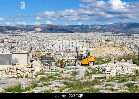 Erleben Sie die Transformation des Parthenon inmitten der Renovierung, die das empfindliche Gleichgewicht zwischen vereitelten touristischen Erwartungen und akribischer Re symbolisiert Stockfoto