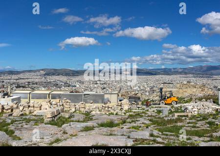 Erleben Sie die Transformation des Parthenon inmitten der Renovierung, die das empfindliche Gleichgewicht zwischen vereitelten touristischen Erwartungen und akribischer Re symbolisiert Stockfoto