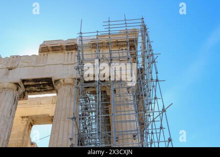 Erleben Sie die Transformation des Parthenon inmitten der Renovierung, die das empfindliche Gleichgewicht zwischen vereitelten touristischen Erwartungen und akribischer Re symbolisiert Stockfoto