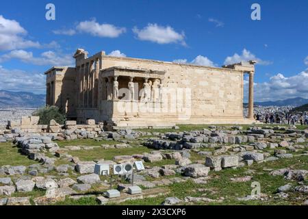 Erkunden Sie das architektonische Wunder des Erechtheion, ein fesselndes Wahrzeichen auf der Akropolis, das Touristen anzieht und als kommerzielles gut dient Stockfoto