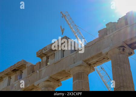 Erleben Sie die Transformation des Parthenon inmitten der Renovierung, die das empfindliche Gleichgewicht zwischen vereitelten touristischen Erwartungen und akribischer Re symbolisiert Stockfoto