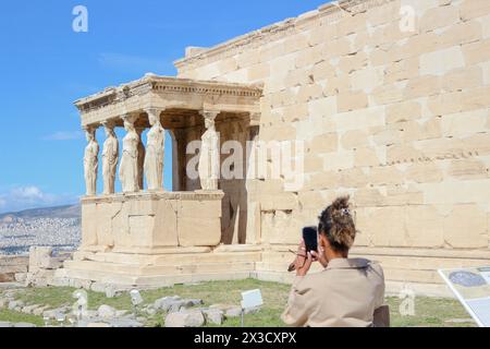 Erkunden Sie das architektonische Wunder des Erechtheion, ein fesselndes Wahrzeichen auf der Akropolis, das Touristen anzieht und als kommerzielles gut dient Stockfoto