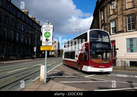 Edinburgh ULEZ-Schilder und Infrastruktur am ULEZ-Perimeter West End - West Maitland Street, zum Go-Live-Datum am 1. Juni 2024 Stockfoto