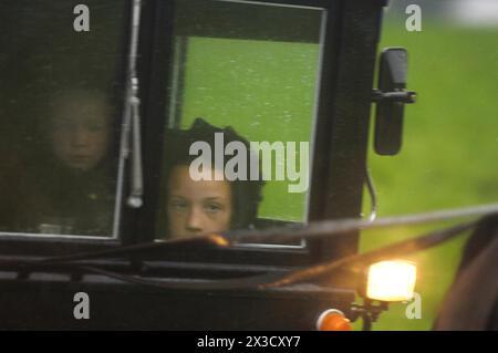 Zwei junge Amish-Kinder schauen aus einem Buggy auf dem Weg zu einer Beerdigung für einen ermordeten Amish-Schüler, Nickel Mine, Pennsylvania. Stockfoto